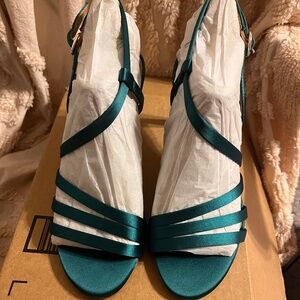 Naturalizer Emerald Green Satin Sandals size 7